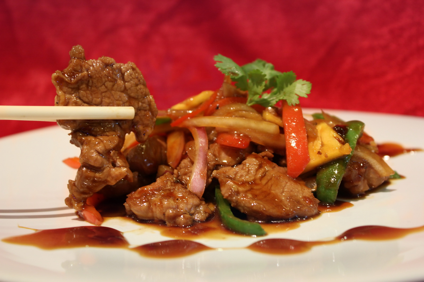 Foto: Beef yakiniku yang menggugah selera disajikan oleh Makoro Catering